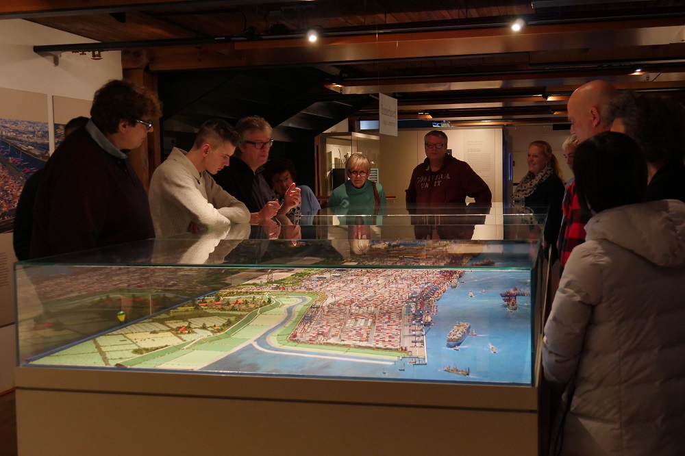 Barkassen Besuch Führung Container Terminal Bremerhaven Diorama Intenationales Maritimes Museum Hamburg