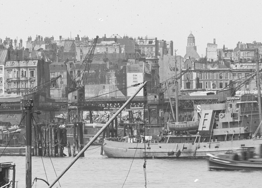 Kunst im Chaos Sonderaustellung Intenationales Maritimes Museum Hamburg Hamburger Hafen Heinrich Hamann Fotografie Sankt Pauli Weltkrieg