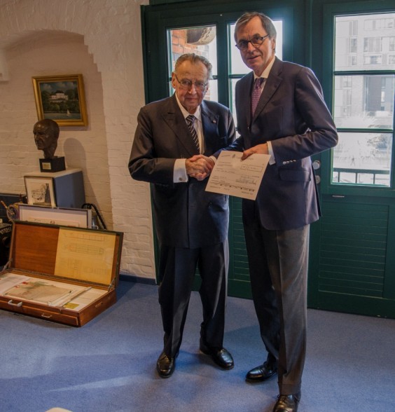 Dr. Ottmar Gast, Sprecher der Geschäftsführung der Hamburg Süd, überreicht Prof. Peter Tamm eine Spende. 