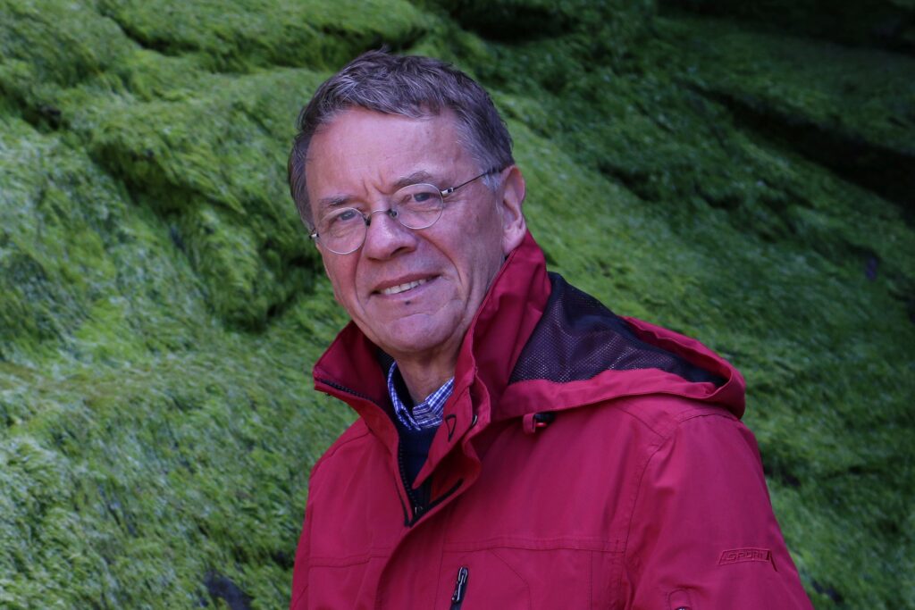 Peter Haefcke am felsen in Bedruthan Steps