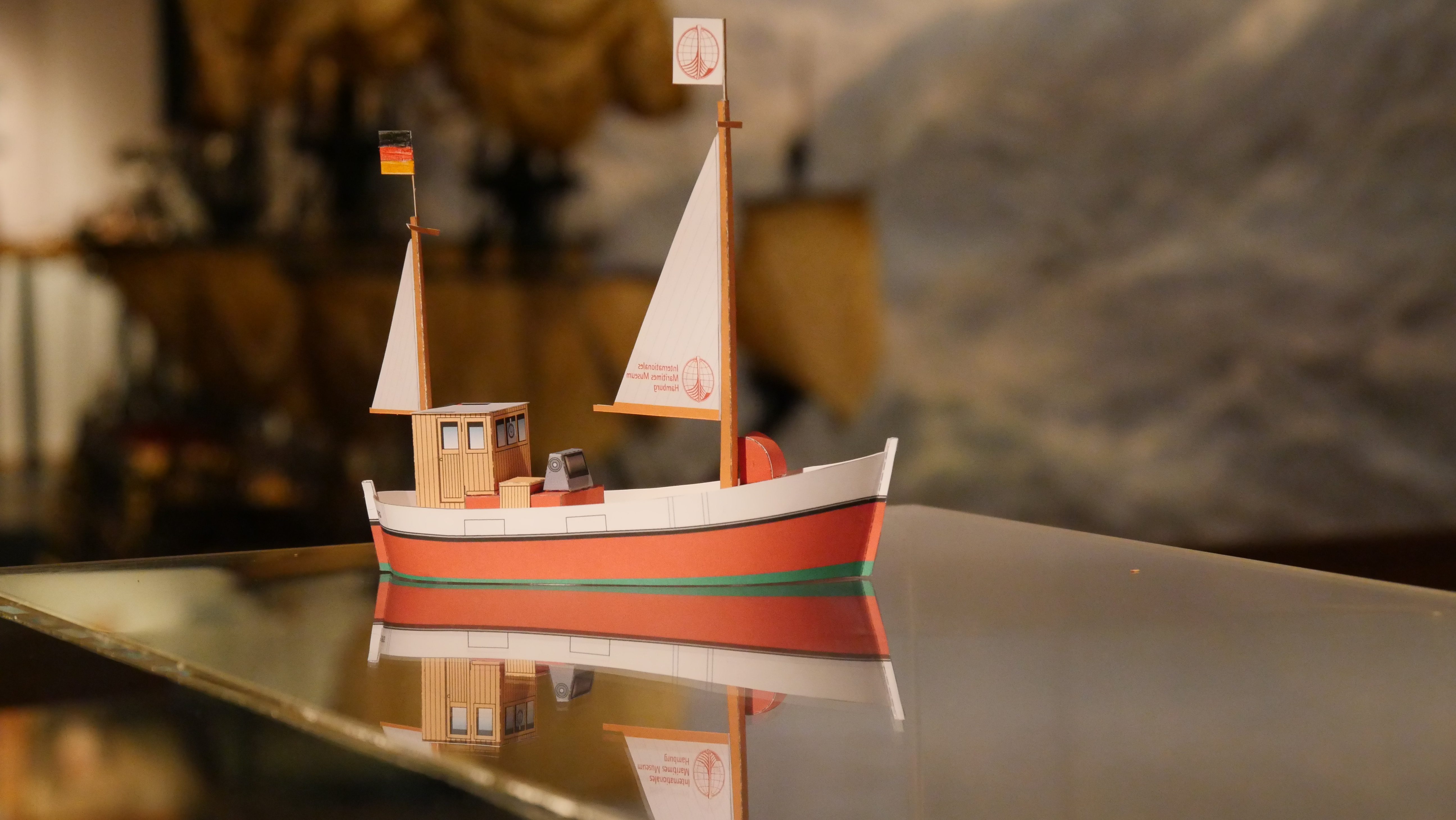 Internationale Modellbau Modellbaubogen Kutter Modell Schiffsmodelbautage Internationales Maritimes Museum Hamburg Schifffahrt Segelboot Segelschiff Fischer Kartonmodell Hamburger Abendblatt Schiffsmodell Miniatur DIY