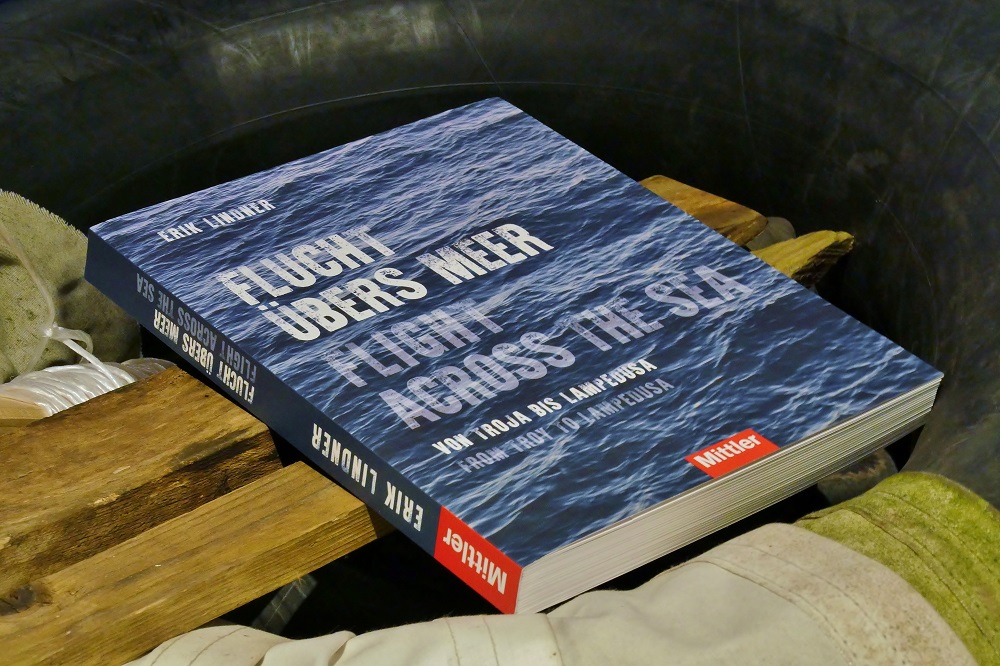 Flucht übers Meer das Buch Koehlers Verlagsgesellschaft Mittler Verlag Internationales Maritimes Museum Hamburg Flüchtlinge Refugees History Geschichte Schifffahrt Publikation Dr. Erik Lindner Sonderausstellung Special Exhibition Ausstellung Troja Lampedusa