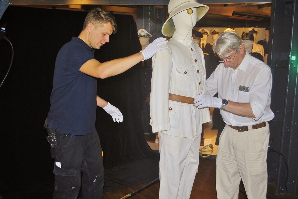 Unser Techniker und unser Restaurator Frédéric Lebas transportieren Marineuniformen auf Deck 4. Internationales Maritimes Museum Hamburg.