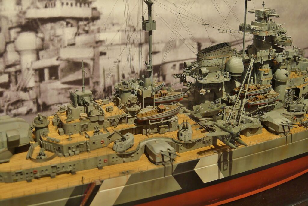 Detail des Fotorealistischen Modell des Schalchtschiff Bismarck von Wolfgang Wurm auf Deck 5 des Internationalen Maritimen Museum Hamburg.