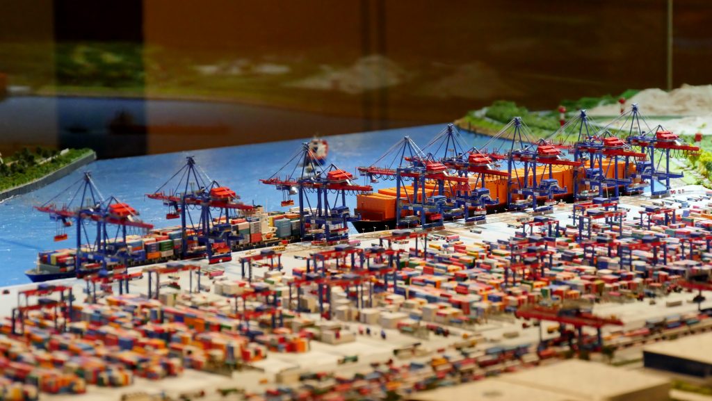 Diorama der der Hamburger Hafen auf Deck 9 des internationales Maritimes Museum Hamburg. Führung für Schulklassen.