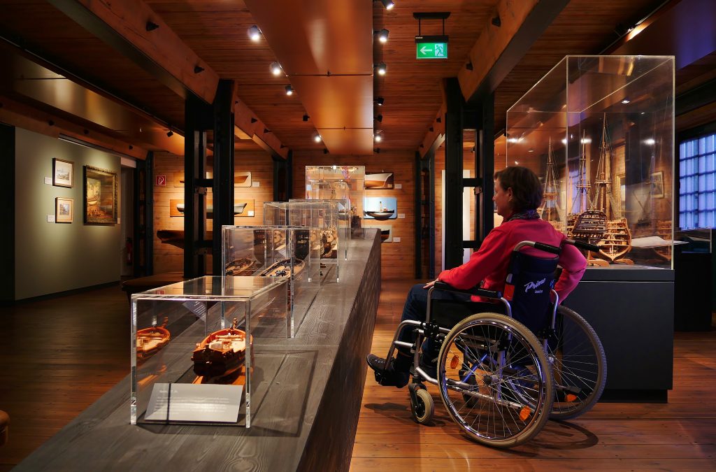 Barrierefreiheit im Internationalen Maritimes Museum Hamburg: Mobilität. Die Ausstellung im Rollstuhl besuchen.