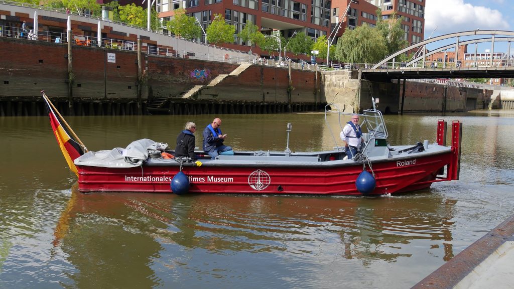 Das Schubboot Roland auf die Elbe..