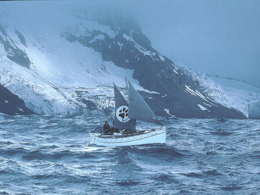 Arved Fuchs am Bord der James Caird II im Jahr 2000.