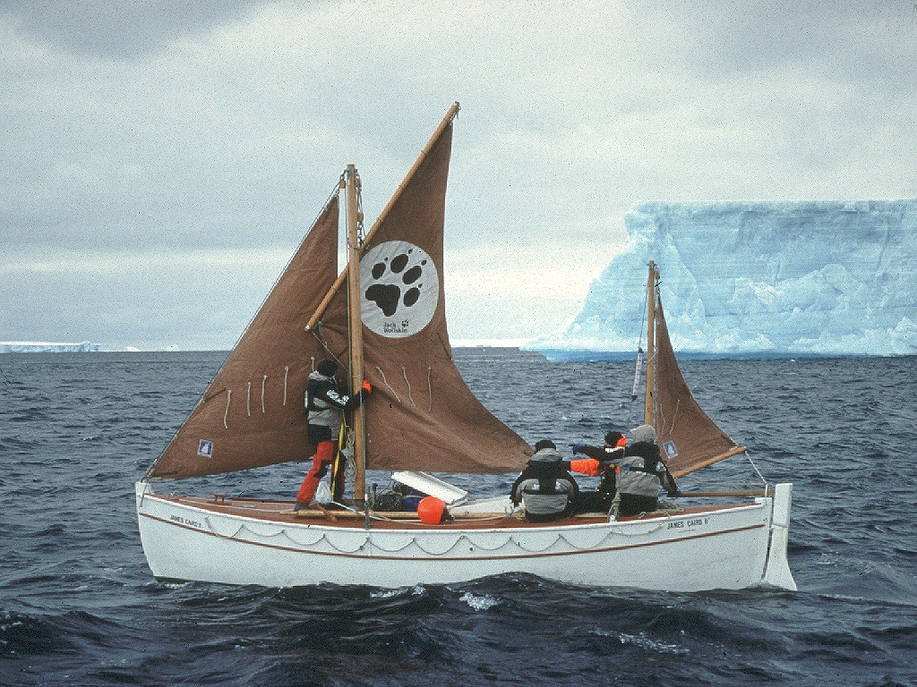 Arved Fuchs am Bord der James Caird II im Jahr 2000.