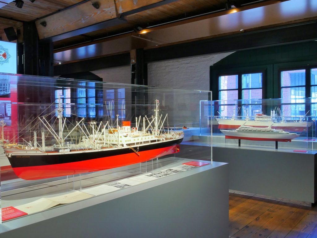 Am 4. November, dem Gründungstag der Hamburg Süd, wird im Internationalen Maritimen Museum Hamburg die lang erwartete Sonderausstellung „HAMBURG SÜD – 150 Jahre auf den Weltmeeren“ eröffnet. An diesem Tag ist das Museum von 10 Uhr bis 20 Uhr geöffnet .