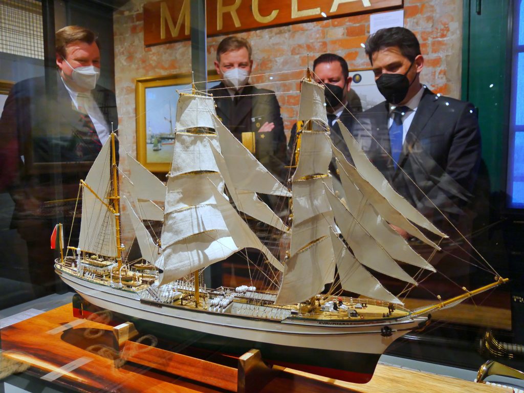 Das Modell der Cuauhtémoc wird von (v.l.n.r.) Herr Peter Tamm (Museumsvorstand, Internationales Maritimes Museum Hamburg),  Flotillenadmiral Wilhelm Tobias Abry (Marinekommando Rostock), Kapitän Armando Ojeda (Marineattaché Mexikos in Berlin) und Herr Francisco Quiroga (Botschafter von Mexiko in Berlin) auf Deck 2 bewundert.