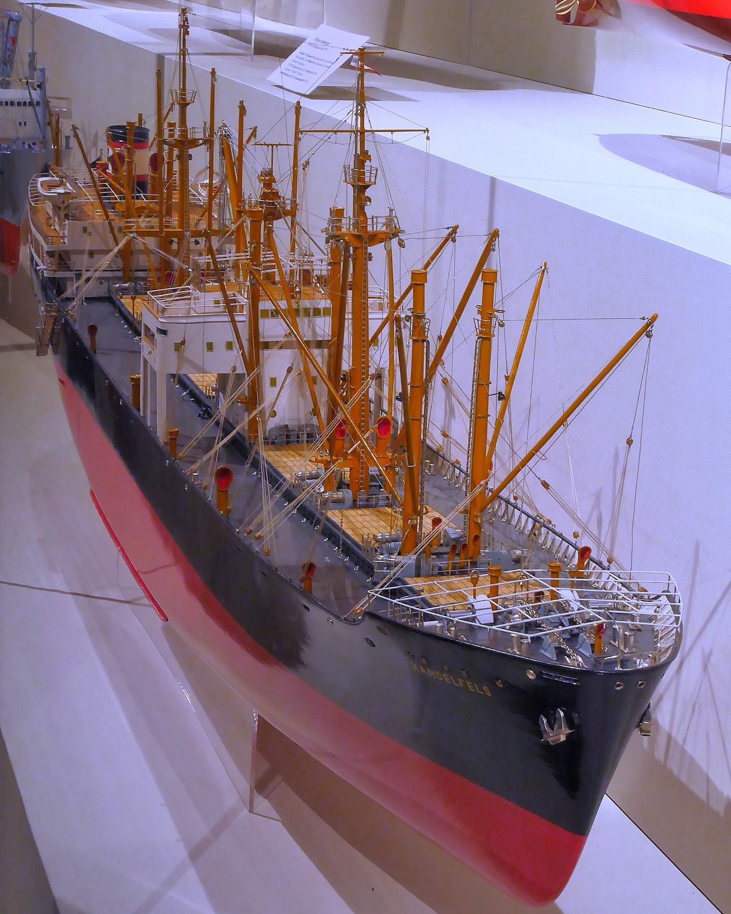Der Schwergutfracher Kandelfels (1954-1986). Ihr Original-Werftmodell wurde von der Hamburger Modellbauwerkstatt von Christel Stührmann im Maßstab 1:100 gebaut. Es ist in unserer Ausstellung über die Geschichte der modernen maritimen Logistik auf Deck 6 des Museums zu sehen.