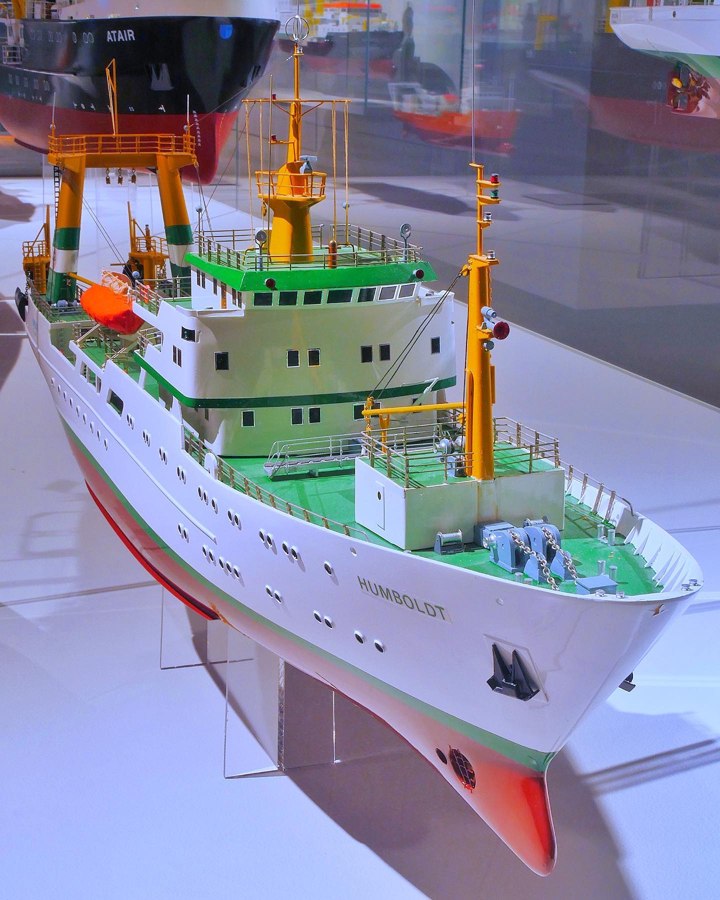 Das Forschungsschiff Humboldt (1981). Ihr Original-Werftmodell im Maßstab 1:100 ist Teil unserer ozeanografischen Ausstellung auf Deck 7 des Museums.
