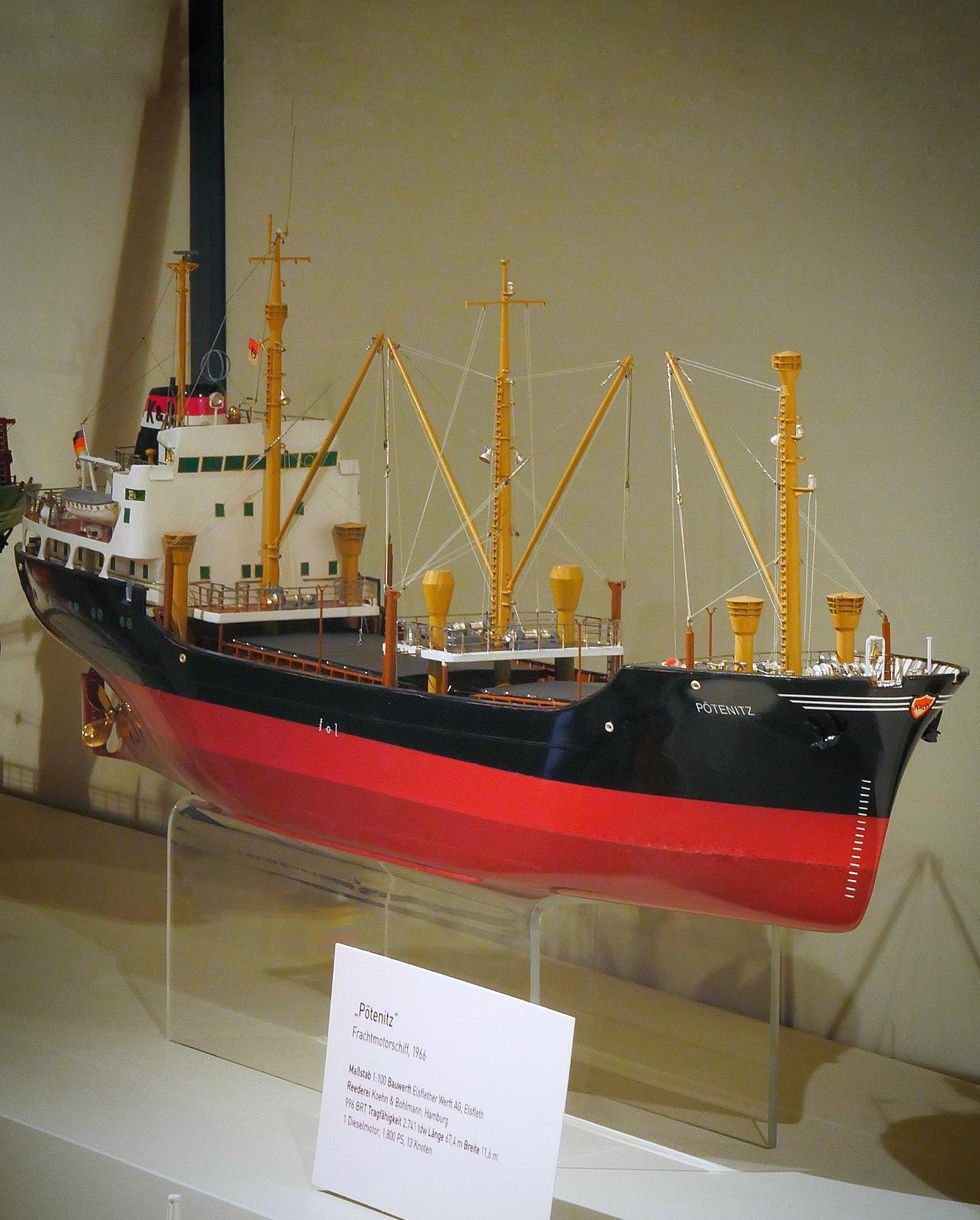 Das Kümo Pötenitz (1966-2011). Ihr von der Werkstatt Unterweser-Modellbau gebautes Original-Werftmodell ist eines der Beispiele für die Entwicklung der Küstenschifffahrt in unserer Ausstellung über die moderne maritime Logistik auf Deck 6 des Museums.