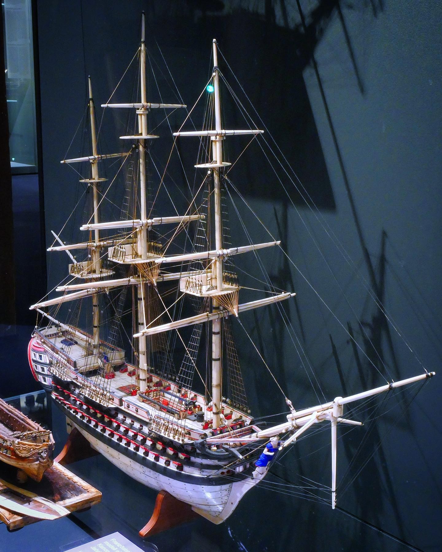 Linienschiff Santísima Trinidad (1796-1805). Dieses Knochenschiff-Modell stellt das spanische Linienschiff „Nuestra Señora de la Santísima Trinidad“ dar. Die meisten Knochenschiff-modelle aus den Koalitionskriegen werden französischen Kriegs-gefangenen in Großbritannien zugeschrieben. Wir haben guten Grund zu der Annahme, dass dieses Stück von spanischen Seeleuten gebaut wurde.