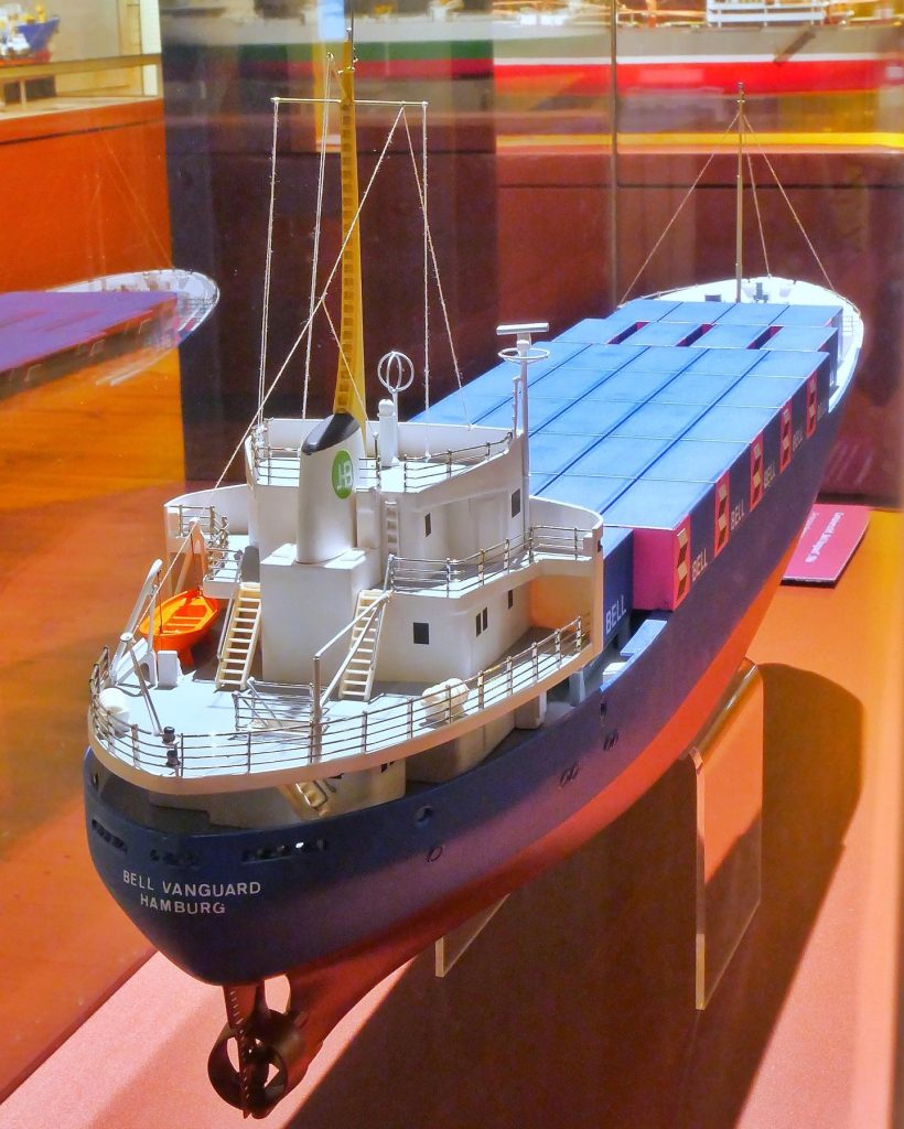 Das Containerschiff Bell Vanguard (1966-1988). Ihr Modell im Maßstab 1:100, das in der Werkstatt von R. Ottmar Modellbau in Flensburg gebaut wurde, ist Teil unserer Ausstellung über Containerisierung auf Deck 6 des Museums.