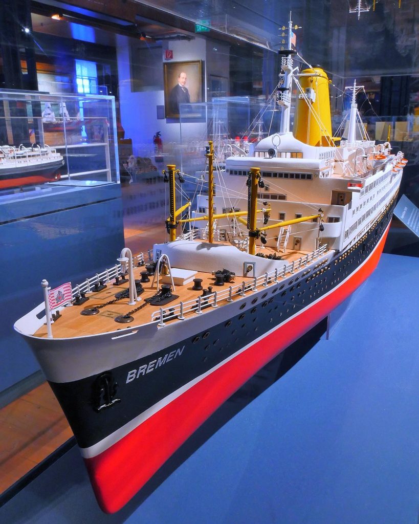 Der Ozeandampfer Bremen (Pasteur, 1939-1980). Dieses Modell, das das Aussehen der Bremen um 1959 zeigt, wurde im Maßstab 1:200 von A. Phillip gebaut. Es ist auf Deck 6 des Museums ausgestellt.