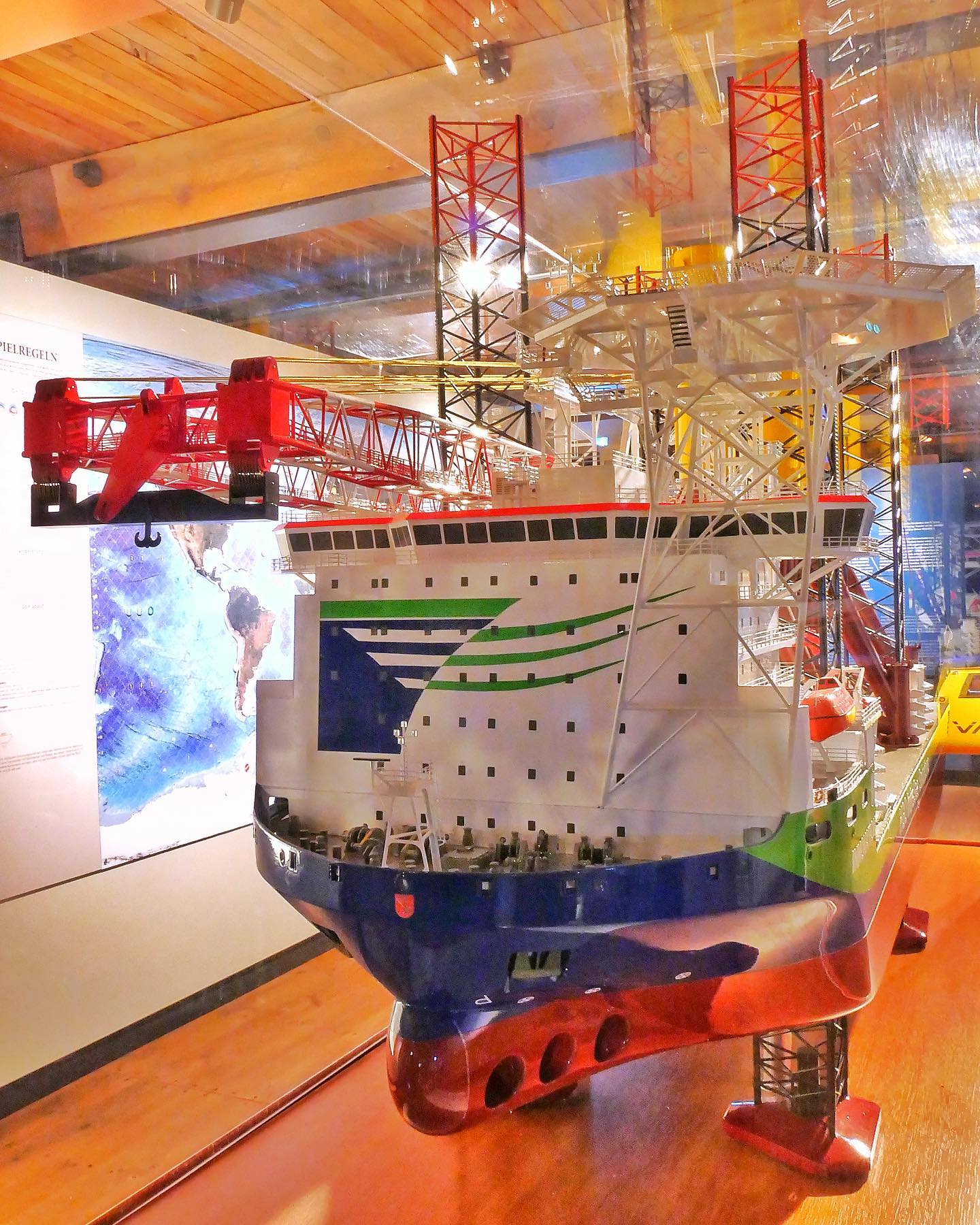 Das Schwerlastkrahnschiff DP2 Innovation (2012). Ihr prächtiges Werftmodell im Maßstab 1:100 ist ein Geschenk von HGO InfraSea Solutions an unsere Sammlung und wird in unserem der Offshore-Industrie gewidmeten Bereich auf Deck 7 des Museums ausgestellt.