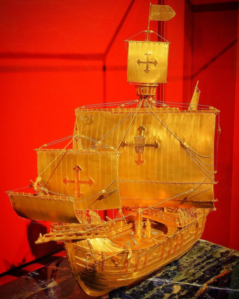 The Santa María made of gold. This masterpiece marks the entrance to the treasure chamber on deck 8 of the museum. 