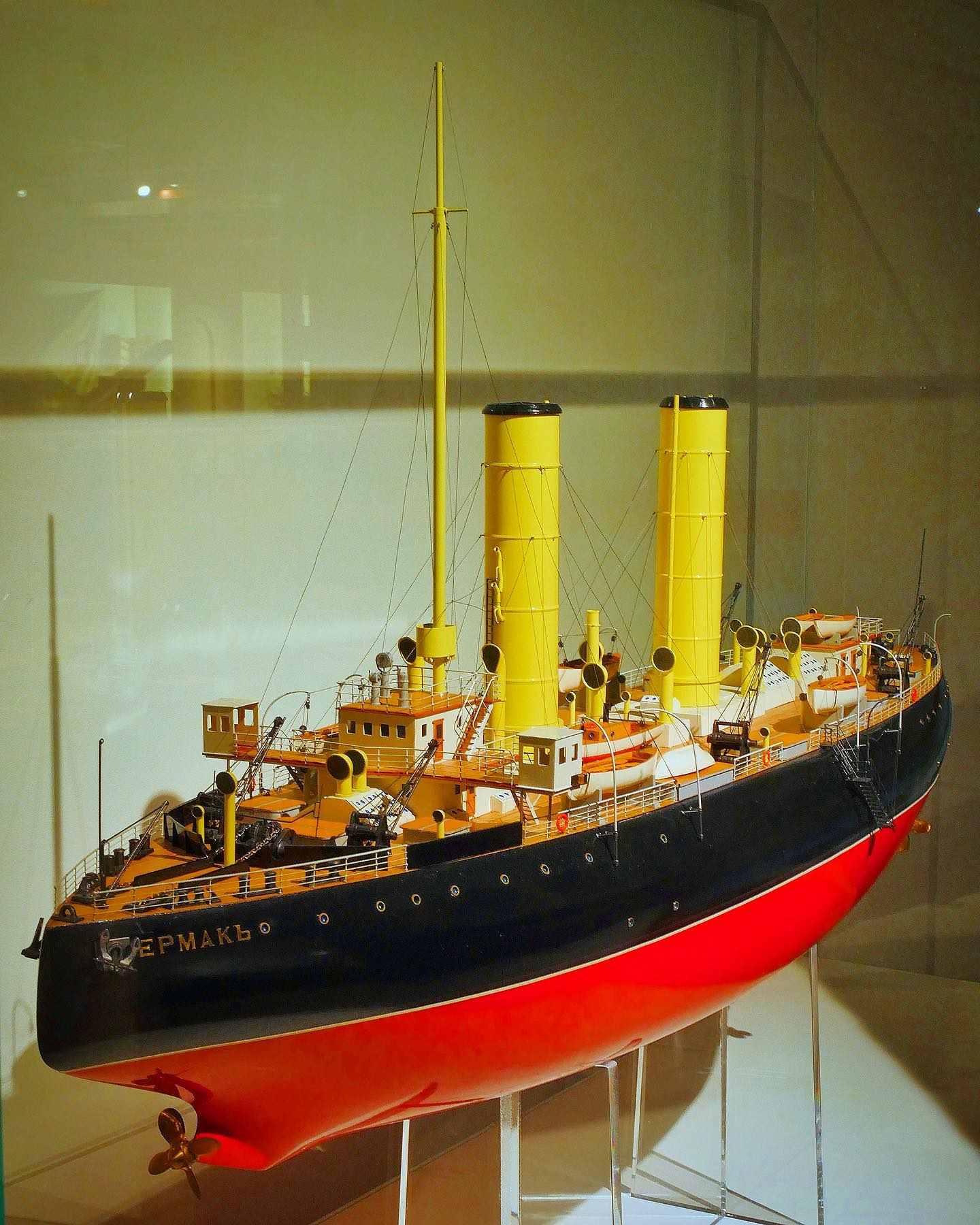 Der Eisbrecher Jermak (1898). Dieses Modell im Maßstab 1:100 zeigt die „Jermak“ im Originalzustand aus dem Jahr 1899. Es ist auf Deck 7 des Museums als Teil unserer Ausstellung über die Geschichte der ozeanographischen Forschung ausgestellt. 