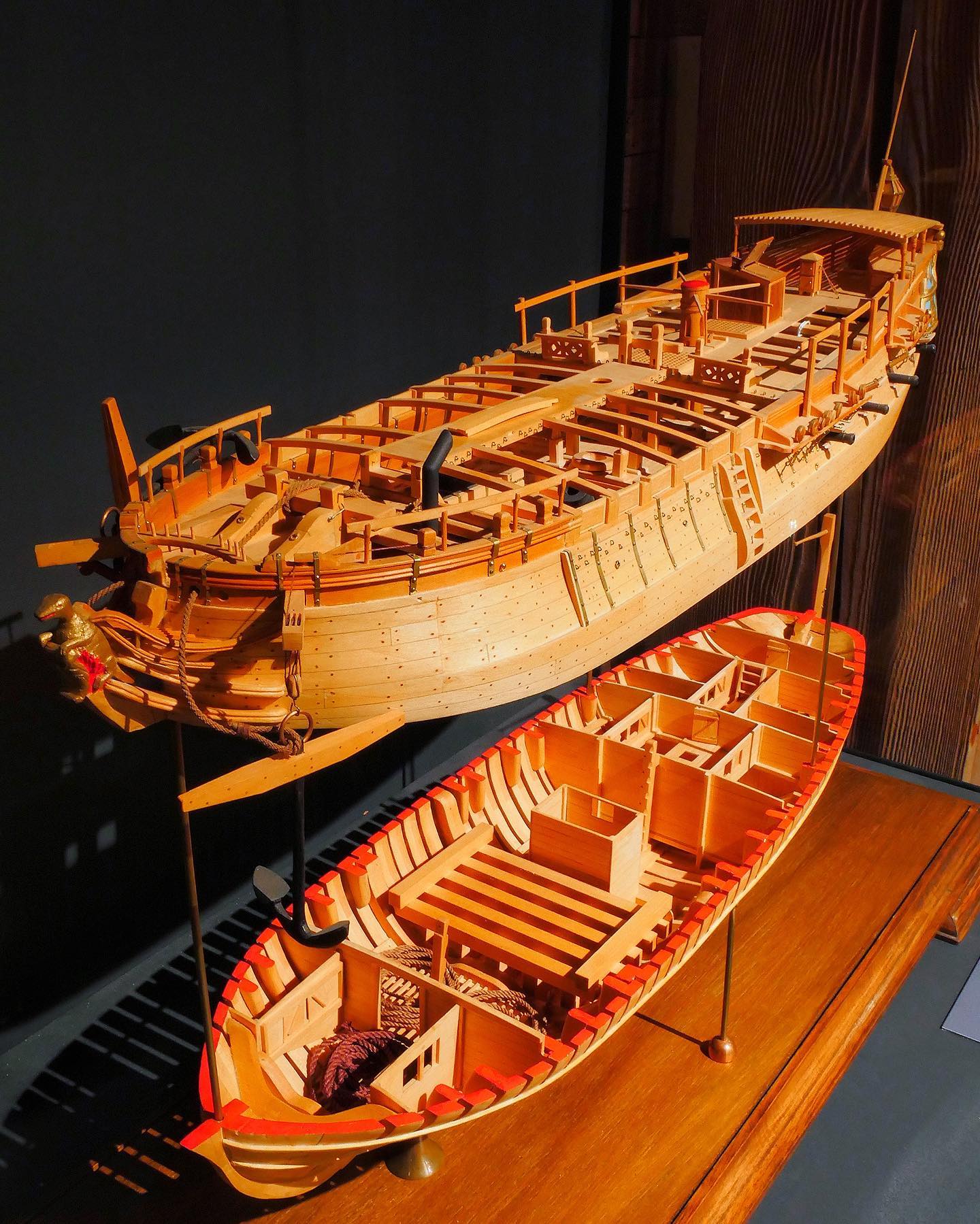 Der Mörsergaliot La Salamandre (1754-). Dieses Modell wurde im Maßstab 1:48 angefertigt, um die innere Struktur des Schiffes genau darzustellen. Es ist Teil unserer Ausstellung über den Schiffsbau auf Deck 3 des Museums. 