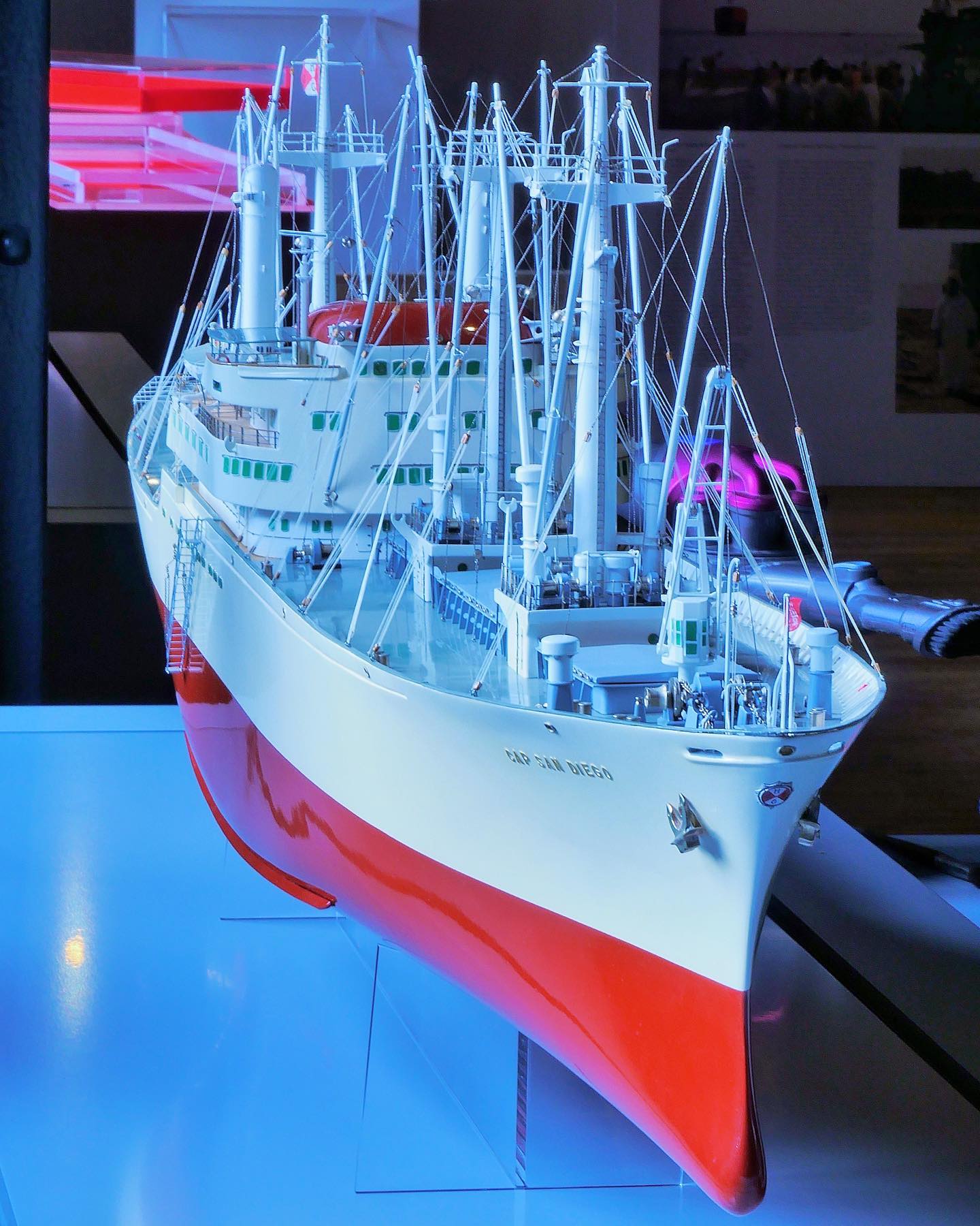 Der Stückgutfrachter Cap San Diego (1961). Ihr prächtiges Werftmodell im Maßstab 1:100 ist Teil unserer Sonderausstellung "Hamburg Süd - 150 Jahre auf den Weltmeeren", die bis zum 11. September 2022 auf Deck 1 des Museums zu sehen ist.