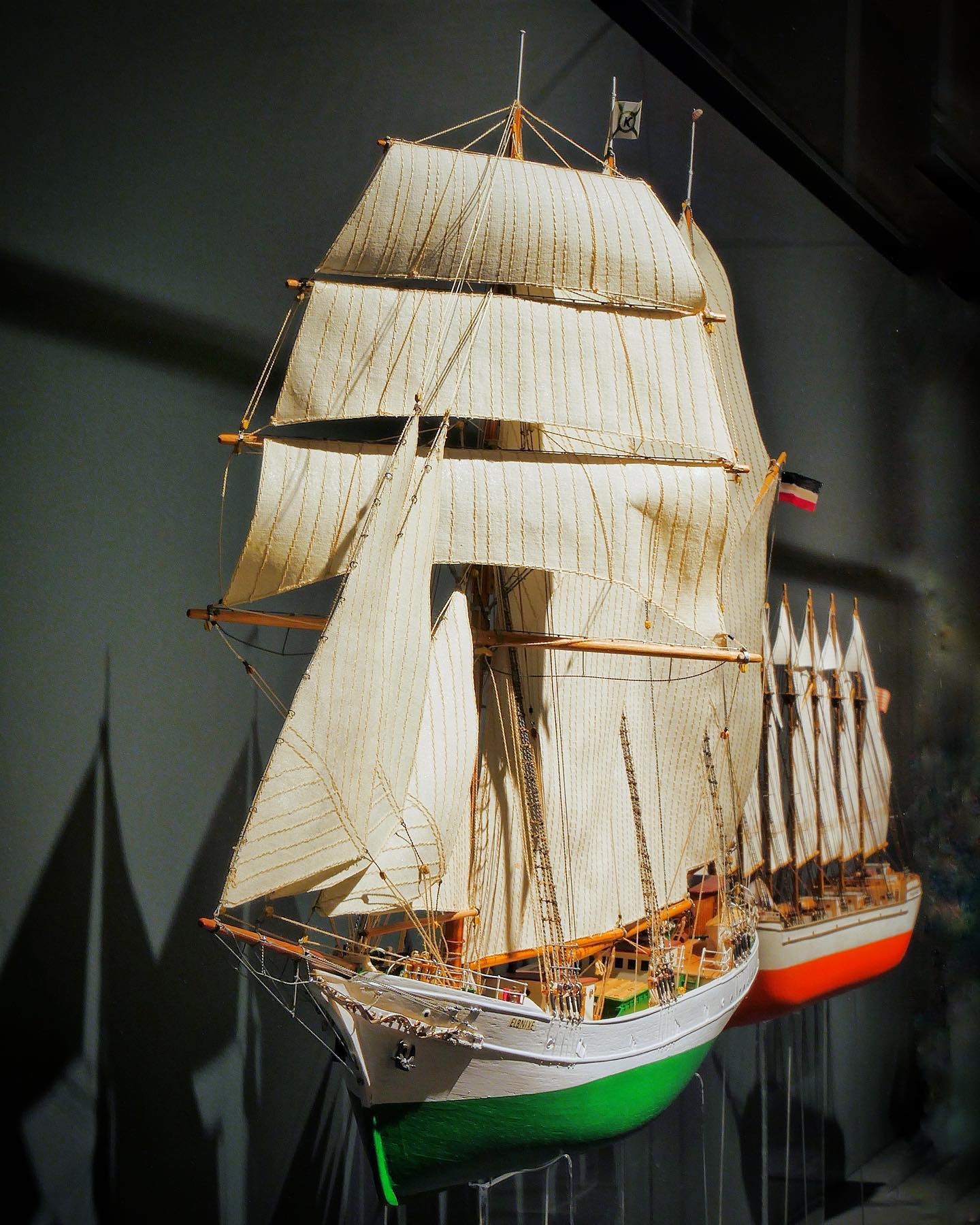 Das Segelfrachtschiff Elbnixe (1922-1993?). Dieses schöne Modell der „Elbnixe“ wurde von A. Bernhardt im Maßstab 1:100 gebaut und steht am Ende unserer Ausstellung über moderne Segelschiffe auf Deck 2 des Museums. 