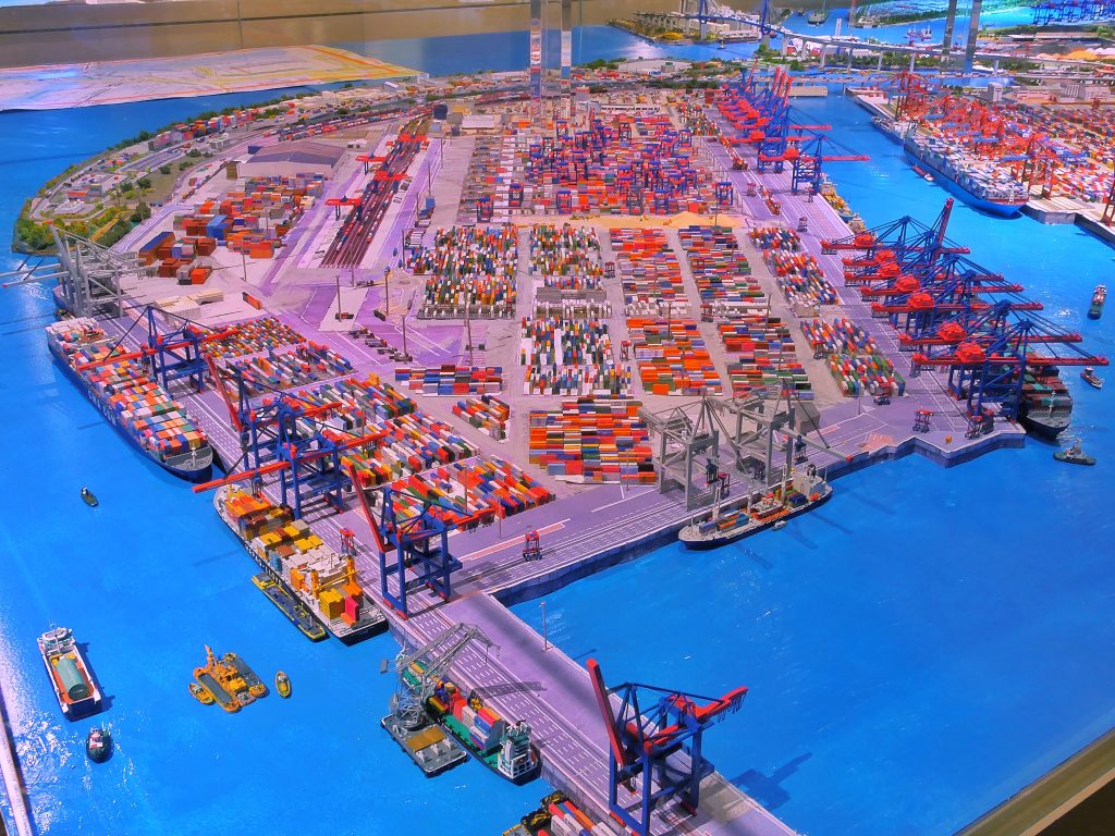 Das „Containerterminal Burchardkai (CTB)“ ist die größte Hafenanlage der Hamburger Hafen u. Logistik AG (HHLA) und war das erste Containerterminal im Hamburger Hafen, welches im Jahr 1968 mit lediglich zwei Containerbrücken eröffnet wurde.