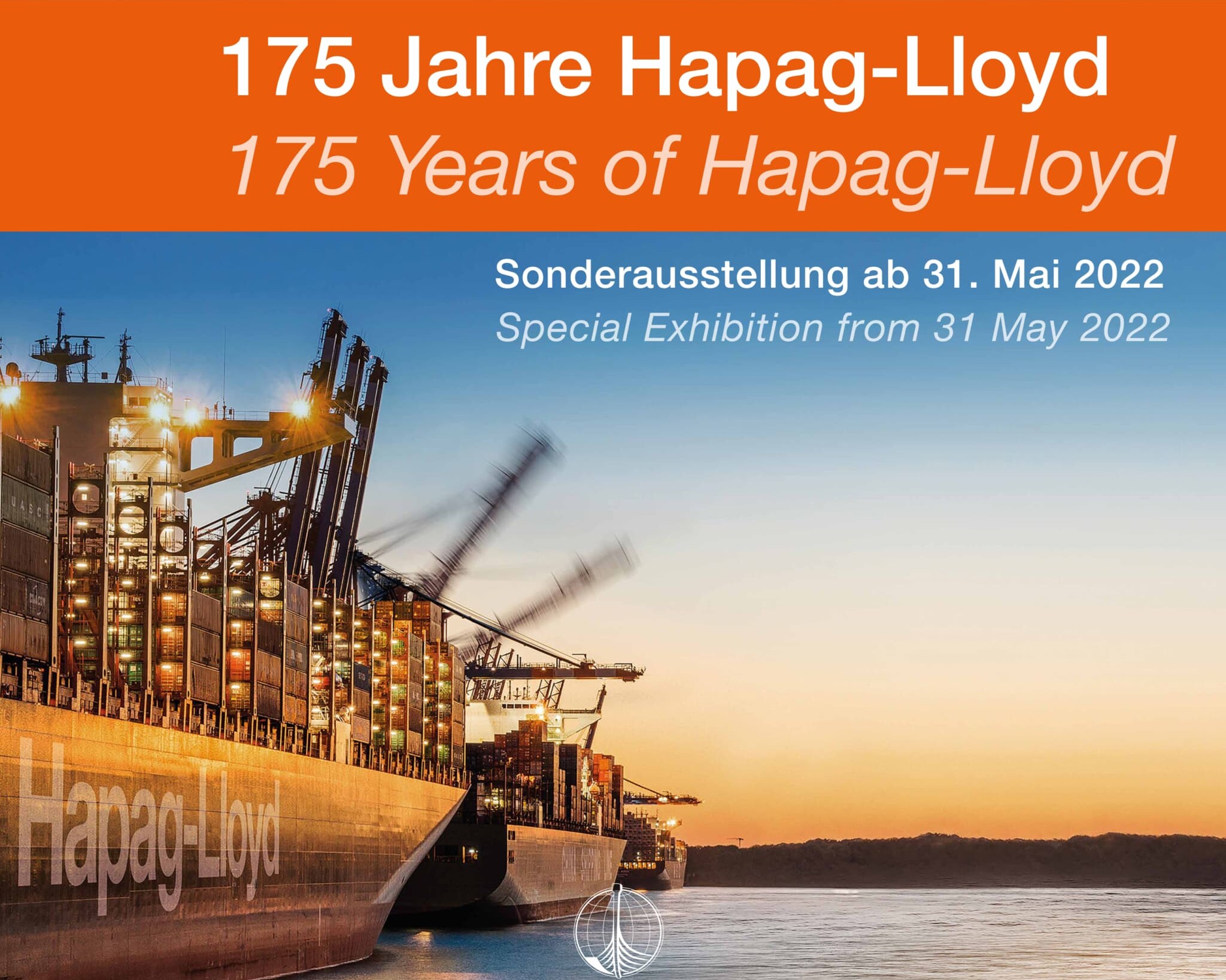Zwei beladene Containerschiffe der Reederei Hapag‑Lloyd im Hafen bei warmem Abendlicht; oben orange Banner mit Schrift &bdquo;175 Jahre Hapag‑Lloyd&ldquo; und Ausstellungsdetails.