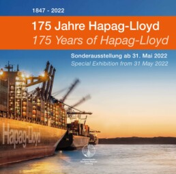 Zwei beladene Containerschiffe der Reederei Hapag‑Lloyd im Hafen bei warmem Abendlicht; oben orange Banner mit Schrift „175 Jahre Hapag‑Lloyd“ und Ausstellungsdetails.