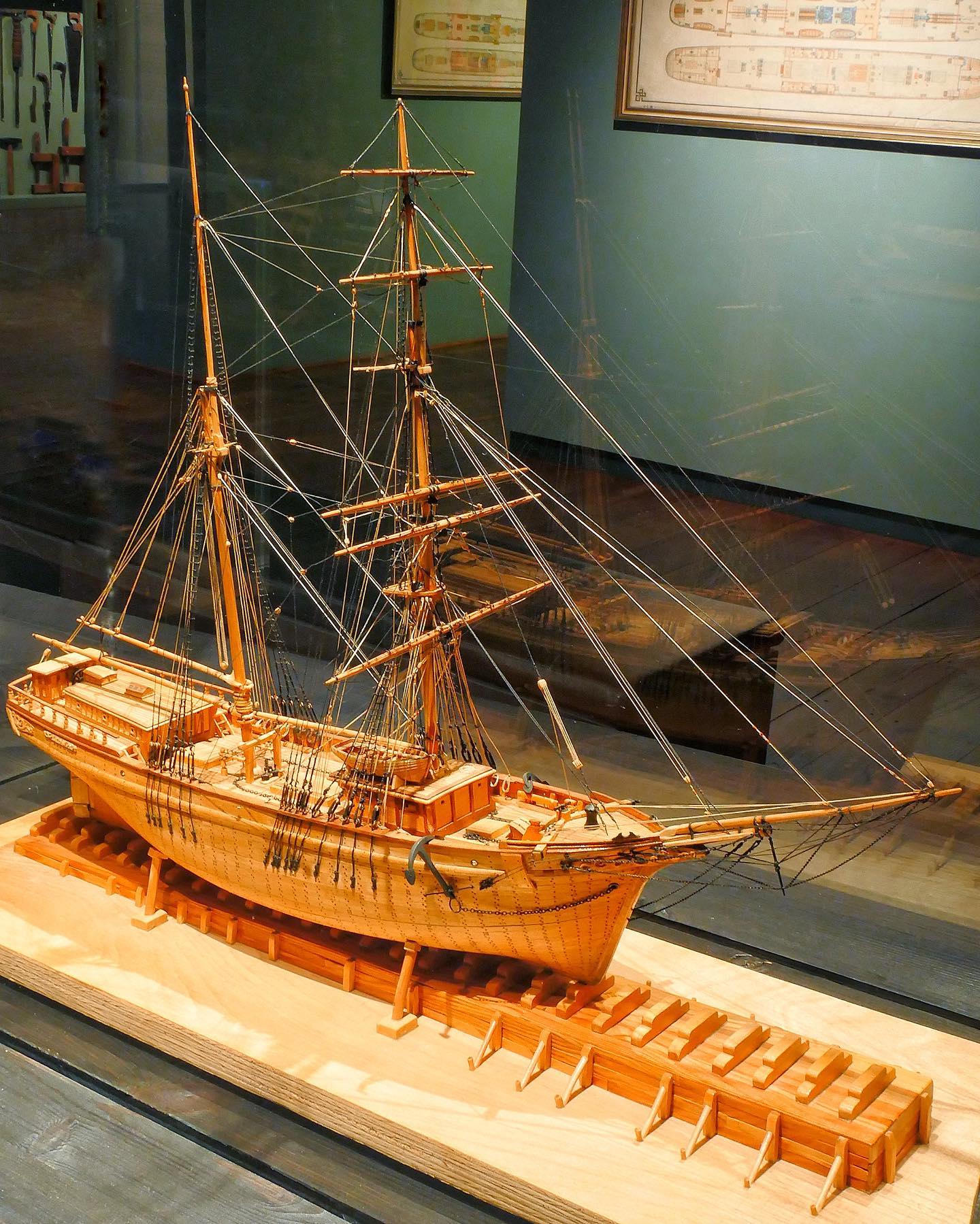 Merchant brigantine Leon. The model in a scale of 1:96 shown here stands as a particularly fine example of Harold Underhill's modelling technique on deck 3 of the museum, which is dedicated to the history of shipbuilding.