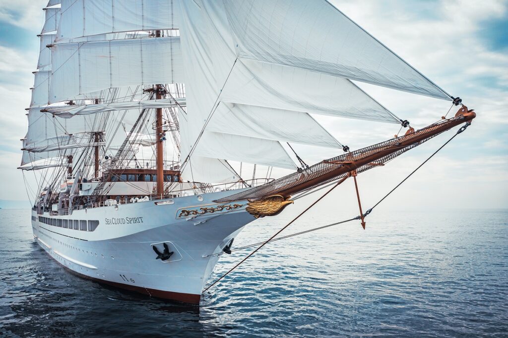 Das dreimastige Kreuzfahrtschiff Sea Cloud Spirit mit vollen Segeln.