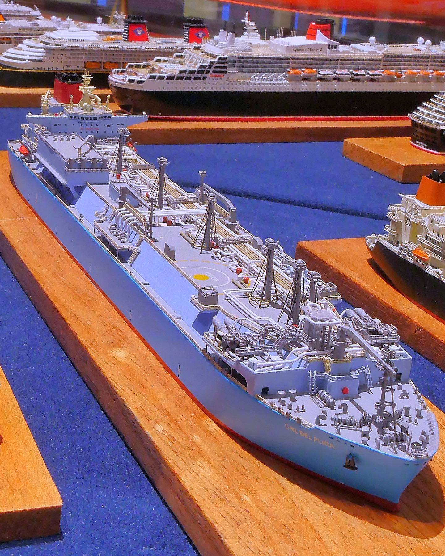 FSRU GNL del Plata. This 1:1250 scale miniature was masterfully crafted by the CSC workshop during the ship's construction and bears the planned name "GNL Del Plata". It stands on deck 9 of the museum.