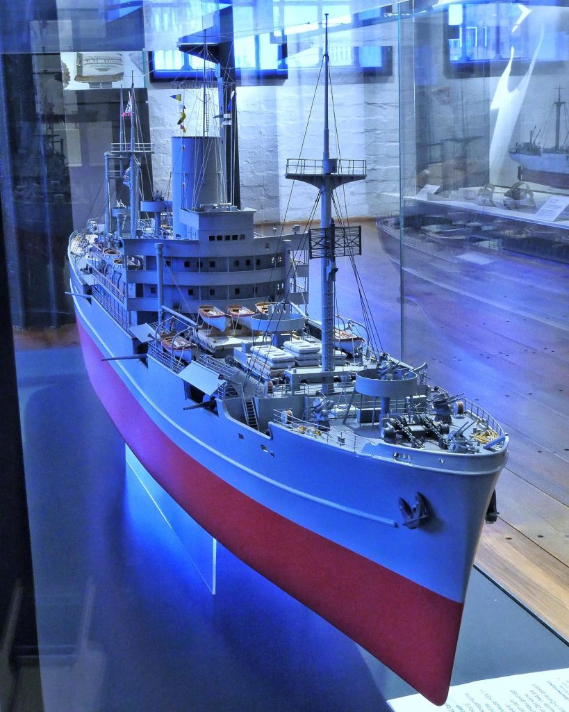 General cargo ship Glengarry. This model shows what the ship would have looked like if the plans to convert her to an auxiliary cruiser had come to fruition. It was built by Harry Römmer on a scale of 1:100 and can be found on deck 5 of our exhibition.