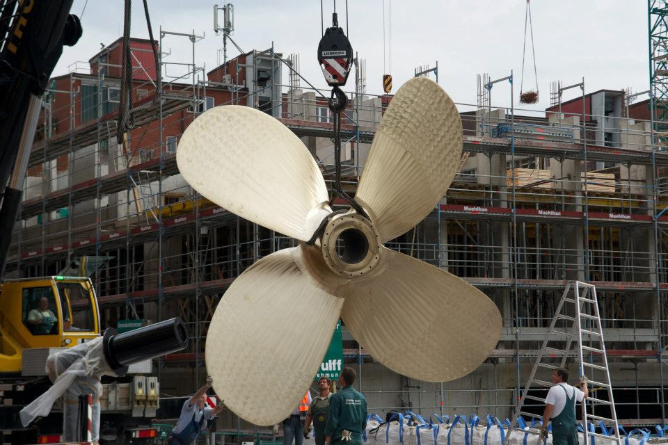 Der Propeller wird am 30. August 2012 in einer spektakulären Aktion vor dem Internationalen Maritimen Museum Hamburg installiert.