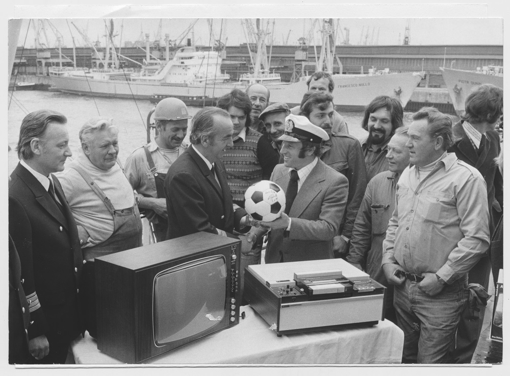 Uwe Seeler beim Treffen mit der Besatzung des Hamburg Süd Stückgutfrachters Cap San Lorezo im Hamburger Hafen am 7. Juni 1974.