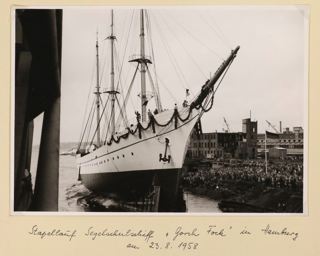 Die neue Gorch Fock wurde wie das Original auf der Werft von Blohm & Voss in Hamburg gebaut und 1958 fertiggestellt. Bild aus dem Archivs des Internationalen Maritime Museum Hamburg.d