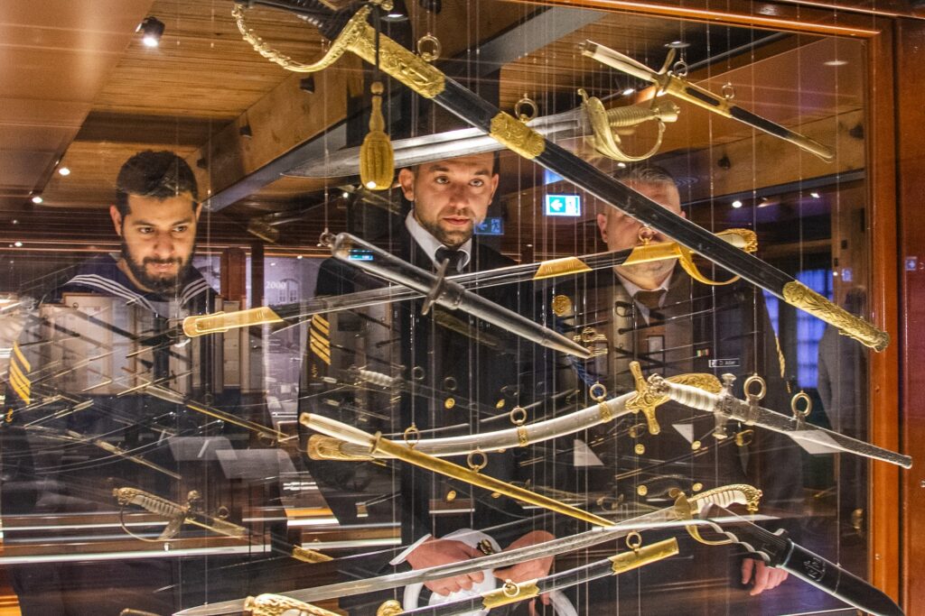 Die Besatzung des Segelschiffs Gorch Fock auf Deck 2 des Internationalen Maritimen Museums Hamburg.
