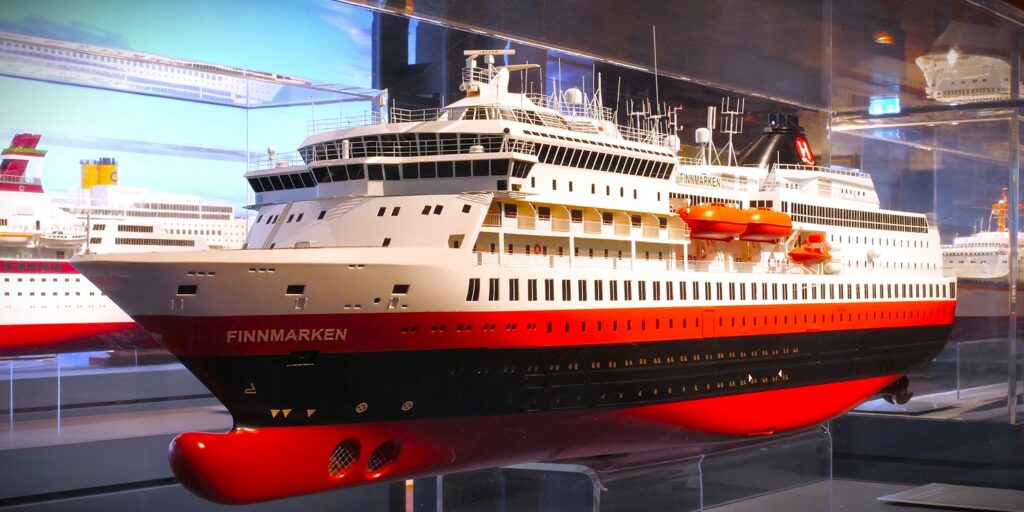 Werftmodell des Hurtigruten Schiffes Finnmaken auf Deck 6 des Internaitonalen Maritimen Museum Hamburg.