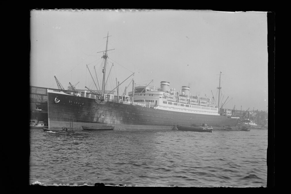 Fotografier der HAPAG-Dampfer Saint Louis, unter kommand von Kapiutän Gustav Schöder. Archiv des Internationalen Maritimen Museum Hamburg.