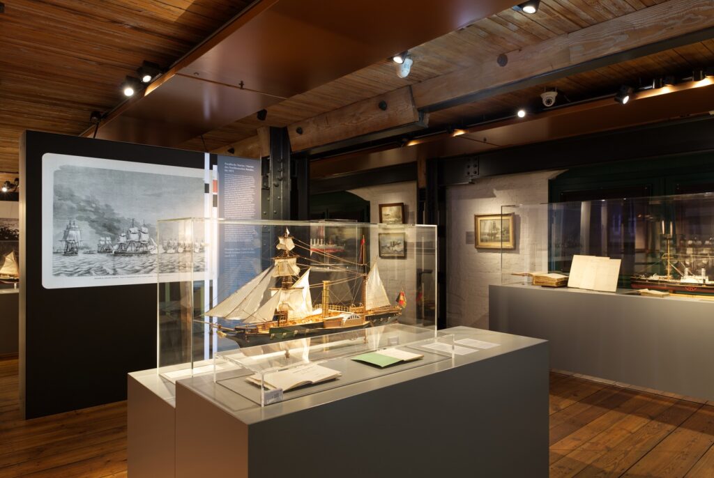 Überblick der Sonderausstellung "Deutschland zur See. 175 Jahre Marine" im Internationalen Maritimen Museum Hamburg.