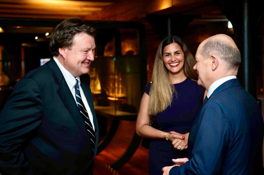 Von Links nach Rechts: Museumsvorstand Peter Tamm, Sarah Henningsen und Bundeskanzler Olaf Scholz im Internationalen Maritimen Museum Hamburg. Foto: Senatskanzlei Hamburg.