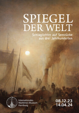 Plakat des Internationalen Maritimen Museums Hamburg mit einem stimmungsvollen Gemälde eines nebligen Hafens in Dämmerung, das Segel- und Dampfschiffe, einen rauchenden Schornstein und silhouettierte Seeleute zeigt; großer weißer Schriftzug