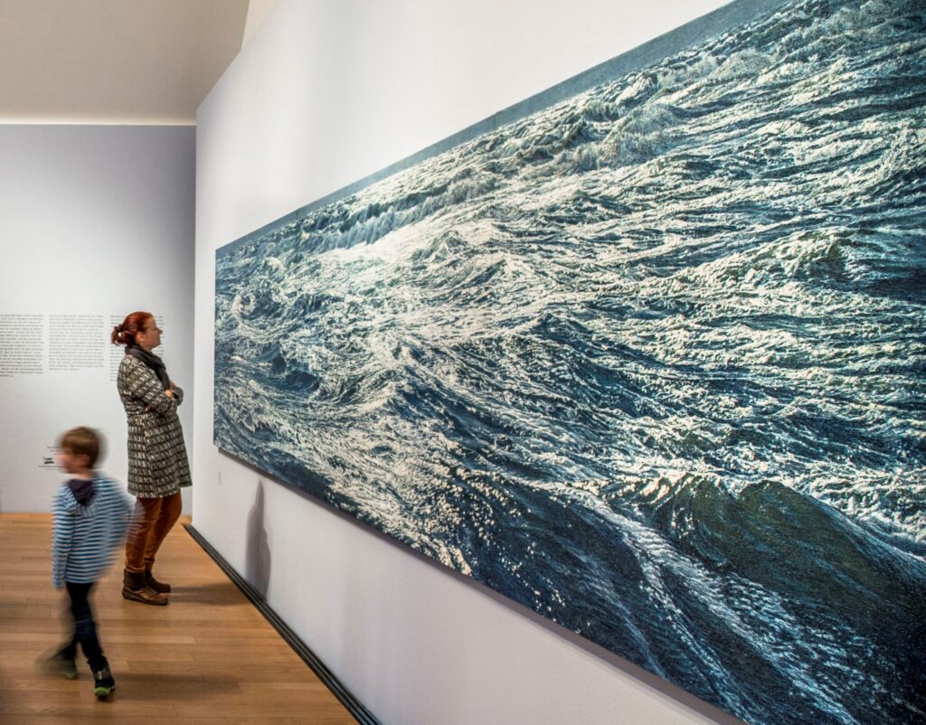 Besucher betrachten Malereien im Museum Kunst der Westküste.