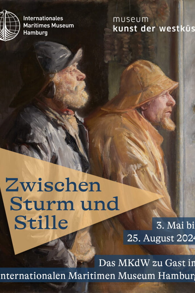 Zwei wettergegerbte Seeleute in Ölzeug und Fischerhüten blicken erwartungsvoll aus einem Schiffsfenster; darüber Museumslogos und ein Banner mit Ausstellungstitel.