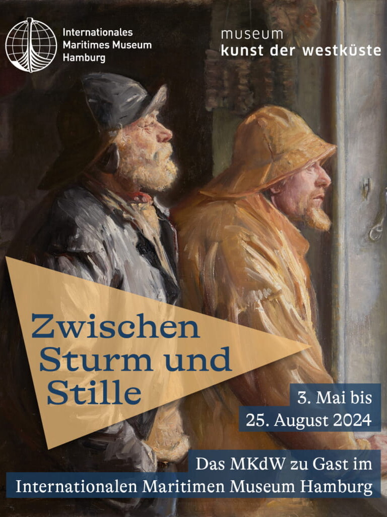 Zwei wettergegerbte Seeleute in Ölzeug und Fischerhüten blicken erwartungsvoll aus einem Schiffsfenster; darüber Museumslogos und ein Banner mit Ausstellungstitel.