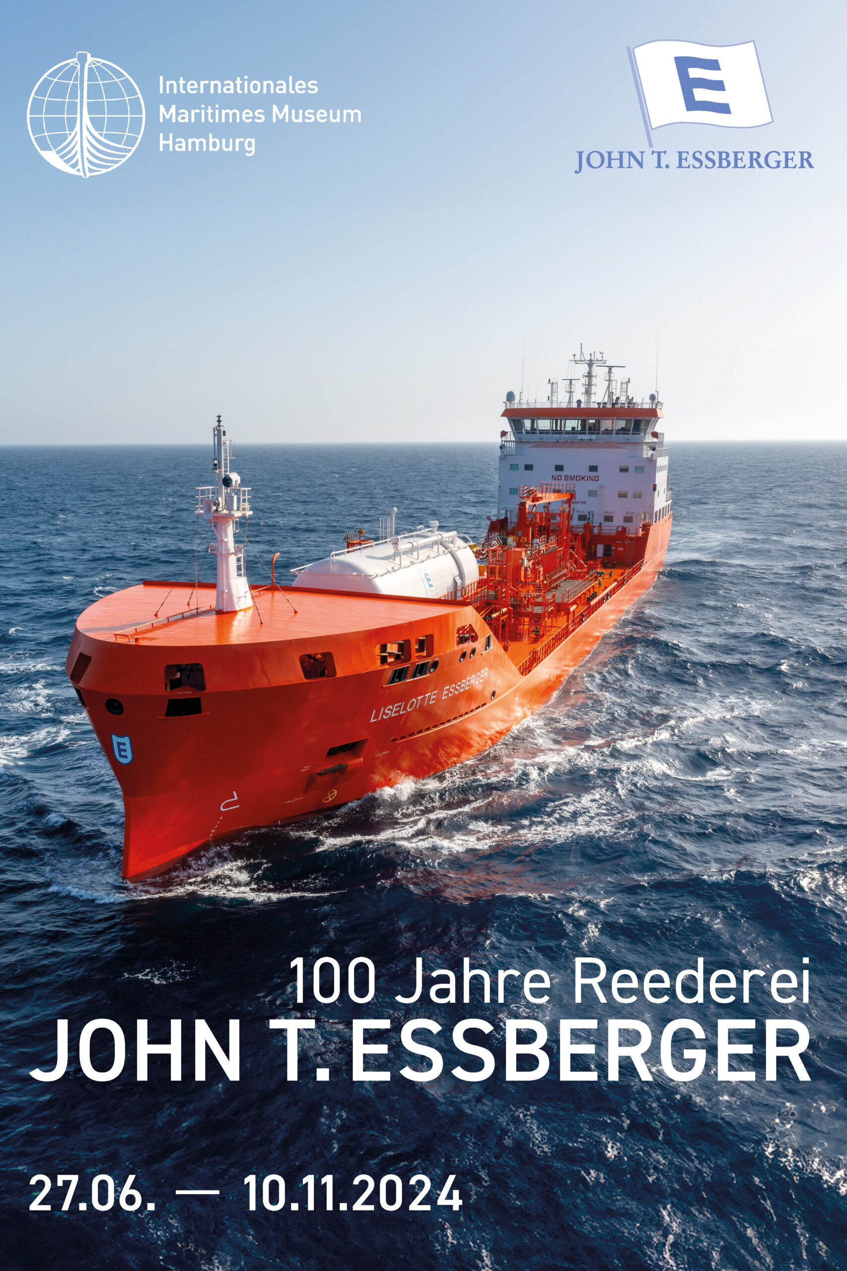 Rotes Tankschiff „Liselotte Essberger“ fährt durch tiefblaues Meer unter klarem Himmel; oben links Logo des Internationalen Maritimen Museums Hamburg, oben rechts Firmenflagge John T. Essberger und weiße Schrift „100 Jahre Reederei JOHN T. ESSBERGER“ mit den Daten 27.06.–10.11.2024.