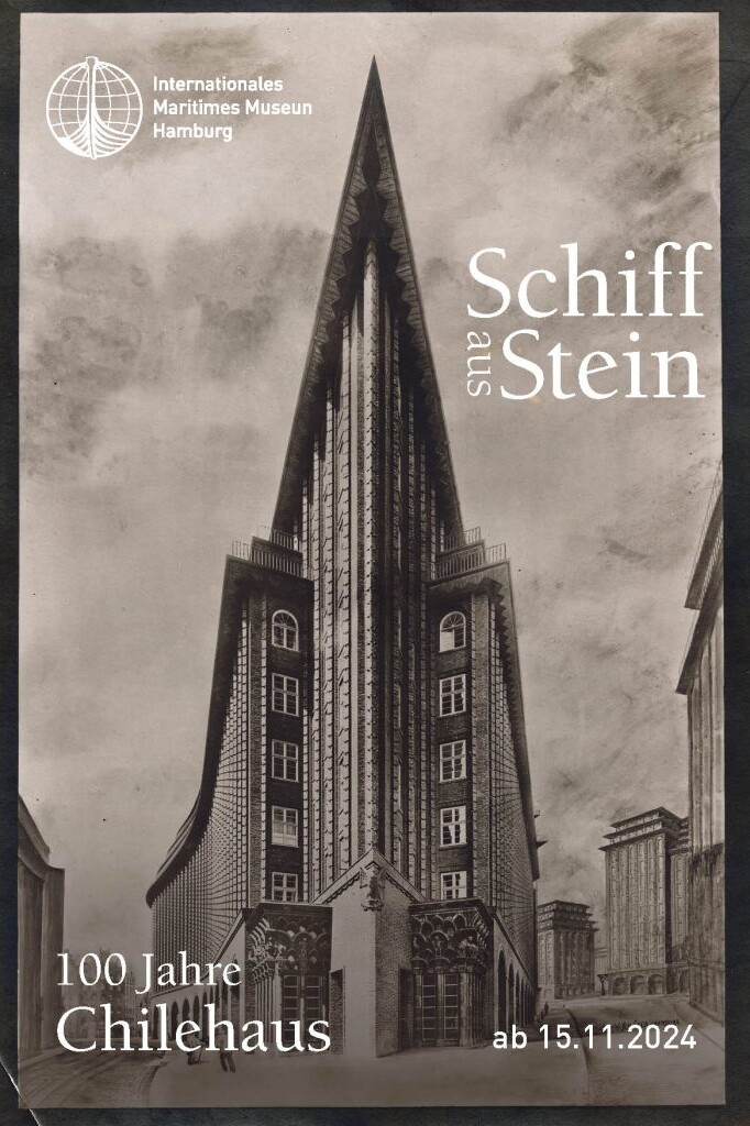 Sepiafarbenes Plakat mit frontal aufgenommener, spitz zulaufender Ansicht des Chilehauses in Hamburg, das wie ein Schiffsbug wirkt, rechts der Titel „Schiff aus Stein“, oben links das Logo des Internationalen Maritimen Museums, unten der Schriftzug „100 Jahre Chilehaus“ und das Datum „ab 15.11.2024“.
