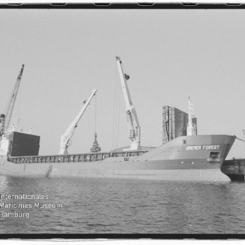 Frachtschiff BREMER FOREST am Kai mit Ladekränen im Hafen, Wasser im Vordergrund und Museumsstempel links unten.