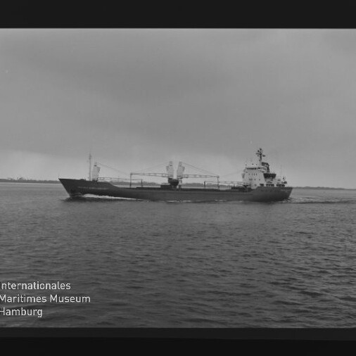 Schwarzweißfoto eines Frachtschiffs auf ruhiger See mit links unten sichtbarem Schriftzug Maritimes Museum Hamburg.